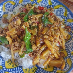 ข้าวผัดพริกแกงใต้หน่อไม้หมูสับ
