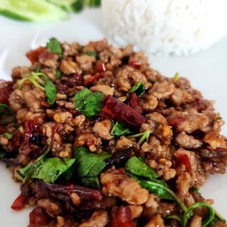 40.5 ข้าวผัดกะเพราหมูสับ Rice topped with stir-fried minced pork and basil