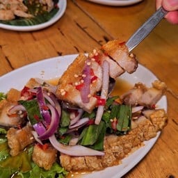 ยำหมูกรอบ