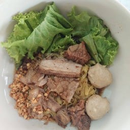 ก๋วยเตี๋ยวเนื้อตุ๋นใกล้รุ่ง