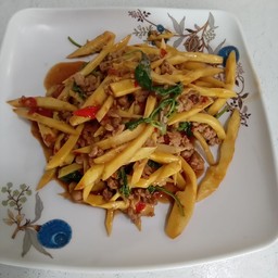 ผัดพริกแกง