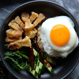 ข้าวคลุกกระเพราหมูกรอบ