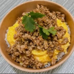 ข้าวหน้าไข่ข้นหมูสับกระเทียมพริกไทย