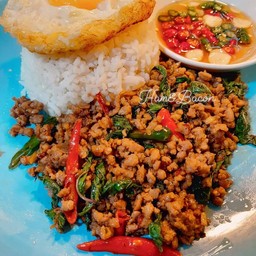 กะเพราหมูสับไข่ดาว