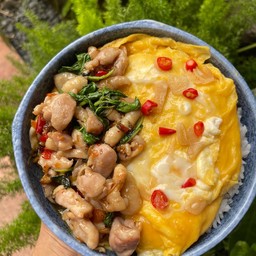 ข้าวหน้าไข่ข้นกะเพรา (ระบุเนื้อสัตว์)