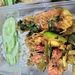 ข้าวผัดเครื่องแกงกุ้ง