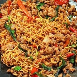 ผัดกระเพรามาม่า 1 ก้อน