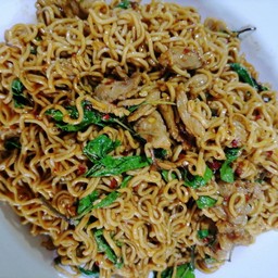 มาม่าผัดกระเพรา