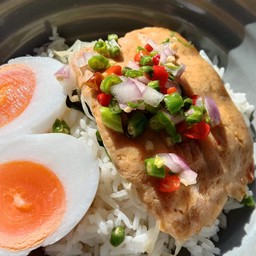 ห่อหมกปูนาราดข้าวพร้อมไข่ต้ม