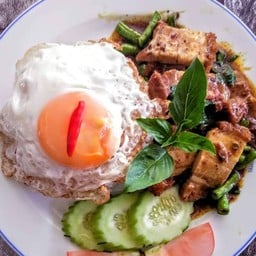 ข้าวพริกแกงหมูกรอบไข่ดาว