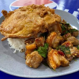 ข้าวกะเพราหมูกรอบไข่เจียว