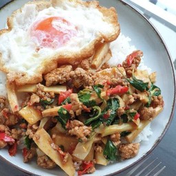 ผัดพริกหน่อไม้ใส่หมูสับ