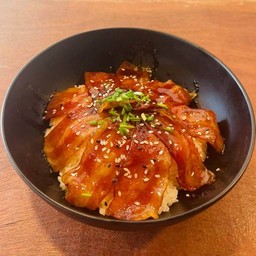 ข้าวหน้าเบคอนย่างยากินิกุ