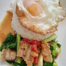 ข้าวคะน้าหมูกรอบ+ไข่ดาว