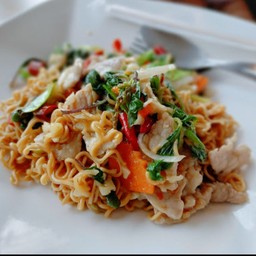 มาม่าผัดขี้เมาไก่