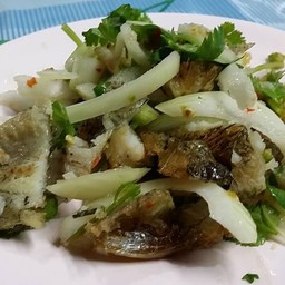 ยำปลาสลิดทอด