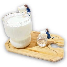 นมสดขาว. (นมจากฟาร์มในไทย)