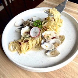สปาเก็ตตี้หอยตลับซอสไวน์ขาว