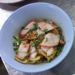 เกี๊ยวน้ำหมูแดงหมูกรอบ