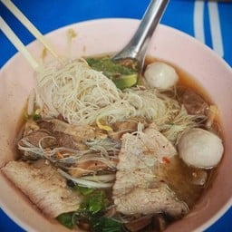 ก๋วยเตี๋ยว เส้นหมี่หมู พิเศษ