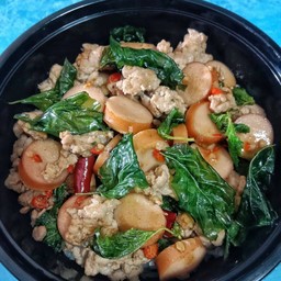 กระเพราหมูสับไส้กรอกไก่หนังกรอบราดข้าว