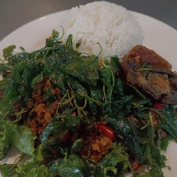 ข้าวกระเพราไข่เยี่ยวม้า