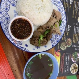 ข้าวหน้าหมูจิ้มแจ่ว