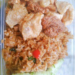 ผัดกระเพราหมูคลุกข้าวกากหมูหอมเด็ดสุดๆแถมไข่ดาว 1 ฟองเมนูยอดฮิตของร้านขายดีสุดๆต้องลอง