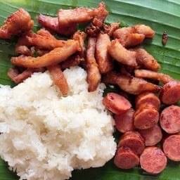 ข้าวเหนียว+หมูแดดเดียว+กุนเชียง อร่อยยอดนิยม