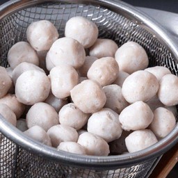 ลูกชิ้นหมูโกรวยลวก