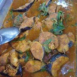 แกงคั่วปลาดุกใบยี่หร่า