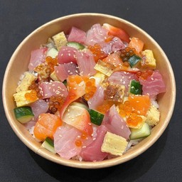 ข้าวหน้าปลาดิบรวมหั่นเต๋า