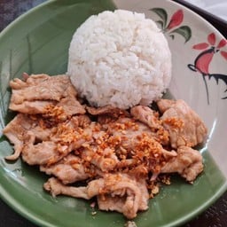 Deli ผัดกระเทียม ราดข้าว