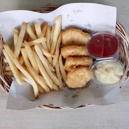 [อร่อยซ่ากับโค้ก] เฟรนส์ฟรายส์+นักเก็ต4 ชิ้น +  โค้ก ออริจินัล (ขวด)