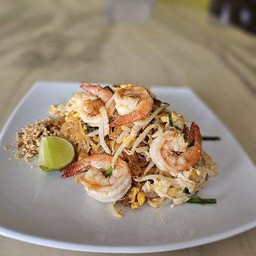 ผัดไทยเส้นจันท์กุ้งสด