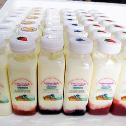 โยเกิร์ตเขย่าพร้อมดื่ม รสมัลเบอร์รี่ผสมบลูเบอร์รี่