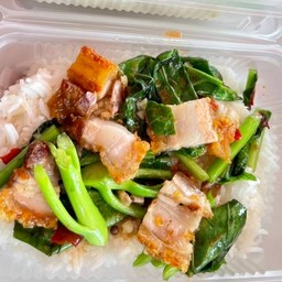 คะน้าหมูกรอบ-ราดข้าว