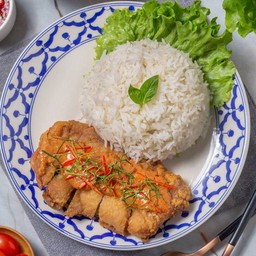 ข้าวผัดพริกแกงไก่กรอบ