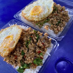 (ซื้อคู่ถูกกว่า) ข้าวกะเพราหมูสับไข่ดาว 2 กล่อง
