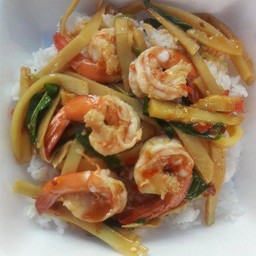 ข้าวราดกระเพรากุ้งหน่อไม้