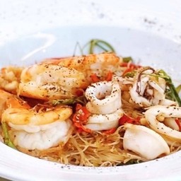 เส้นหมี่ผัดผักกระเฉดกุ้ง