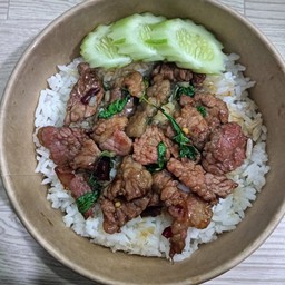 ข้าวราดกะเพราเนื้อ (ชิ้น)