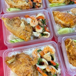 กระเพราทะเล-ราดข้าว