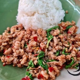 Deli ผัดกะเพรา ราดข้าว