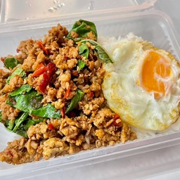 กระเพราหมูสับราดข้าว+ไข่ดาว