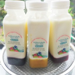 โยเกิร์ตเขย่าพร้อมดื่ม รสสตรอเบอร์รี่