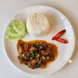 กะเพราหมูกรอบ ราดข้าว