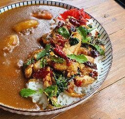 ข้าวแกงกะหรี่กะเพราไก่