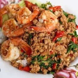 กระเพราราดข้าว รสเด็ด No.1