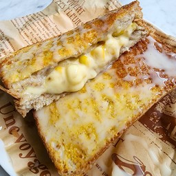 2 ชิ้น ขนมปังอบ - โทสต์ บานาน่า คอร์นชีส ( เมนูแนะนำ ) ขายดีมาก!